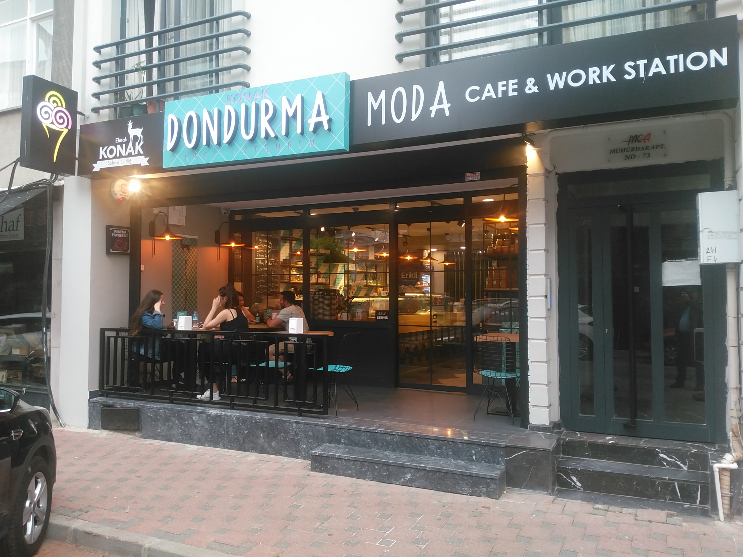 Kadıköy Çarşı’da dikkat çeken yeni bir dondurmacı : Konak Dondurma-Moda ve Cafe&Work Station