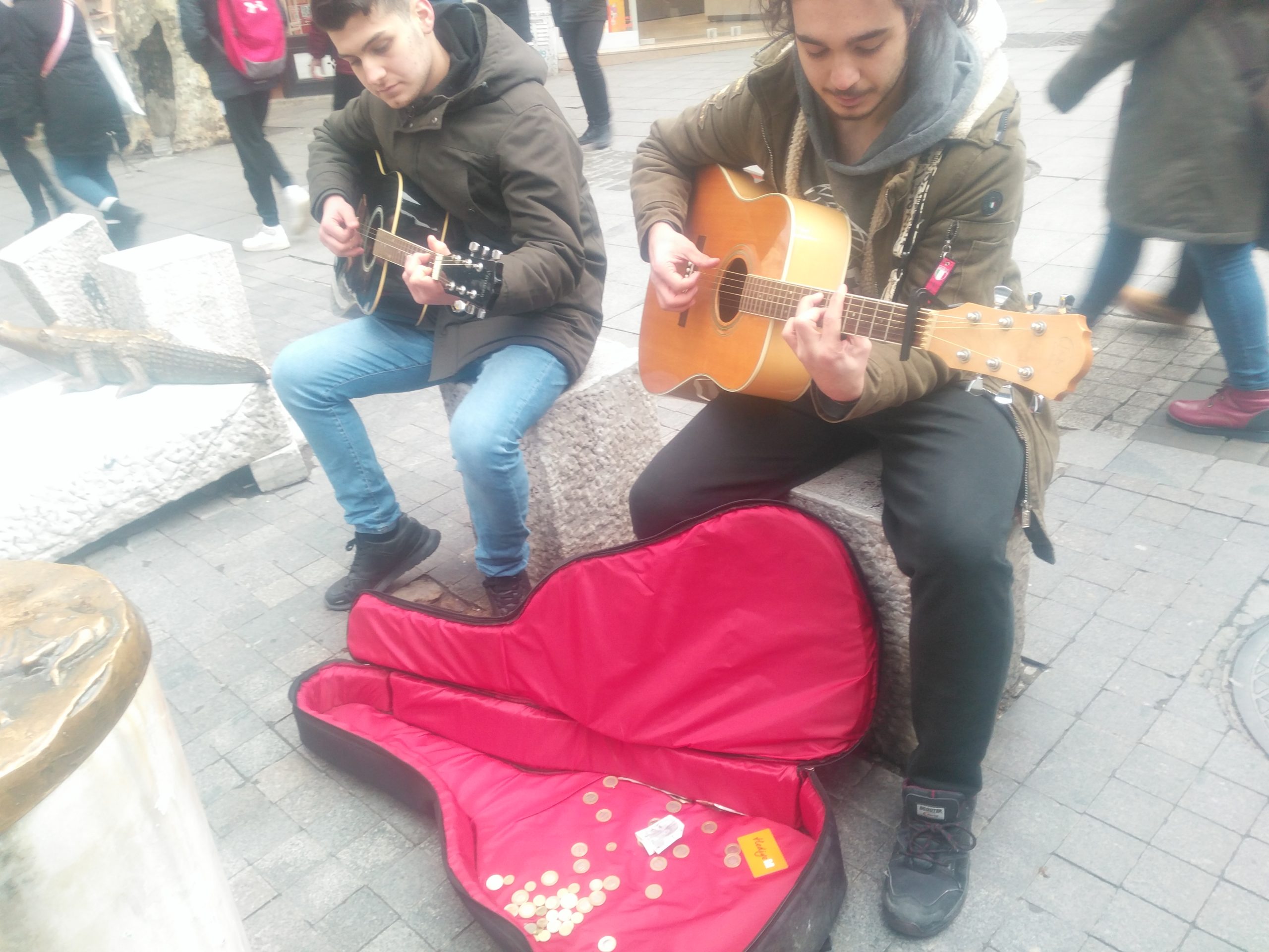 Kadıköy Tarihi Çarşı’da lise öğrencilerinin, okul harçlıkları için  gitar dinletisi