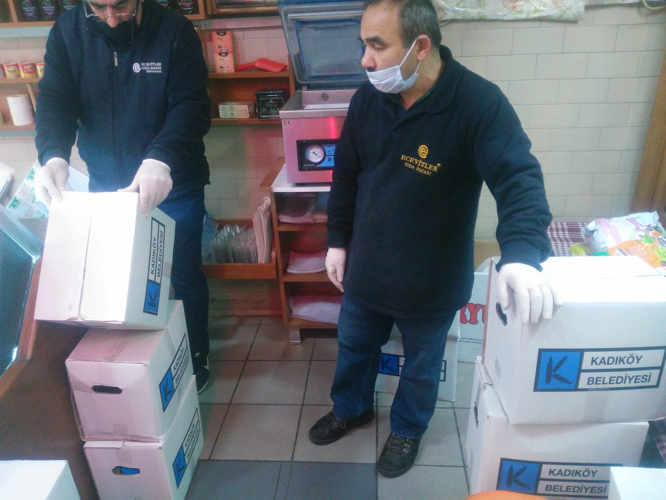 Kadıköy Belediyesi’nden, Kadıköy Tarihi Çarşı çalışanlarına erzak yardımı yapıldı