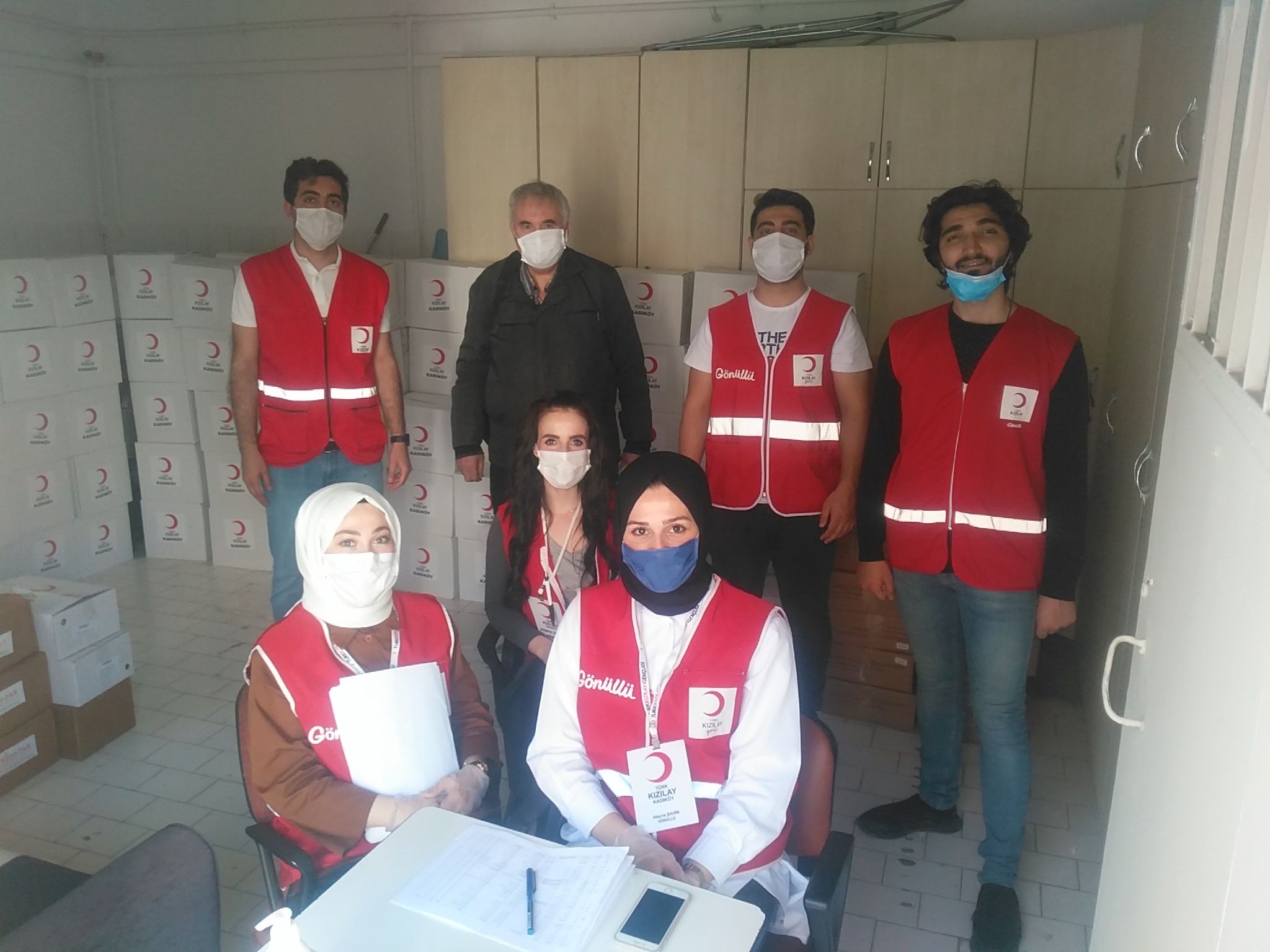 Kızılay’dan Kadıköy Tarihi Çarşı Derneği ve Modader üyeleri esnaf çalışanlarına gıda yardımı yapıldı