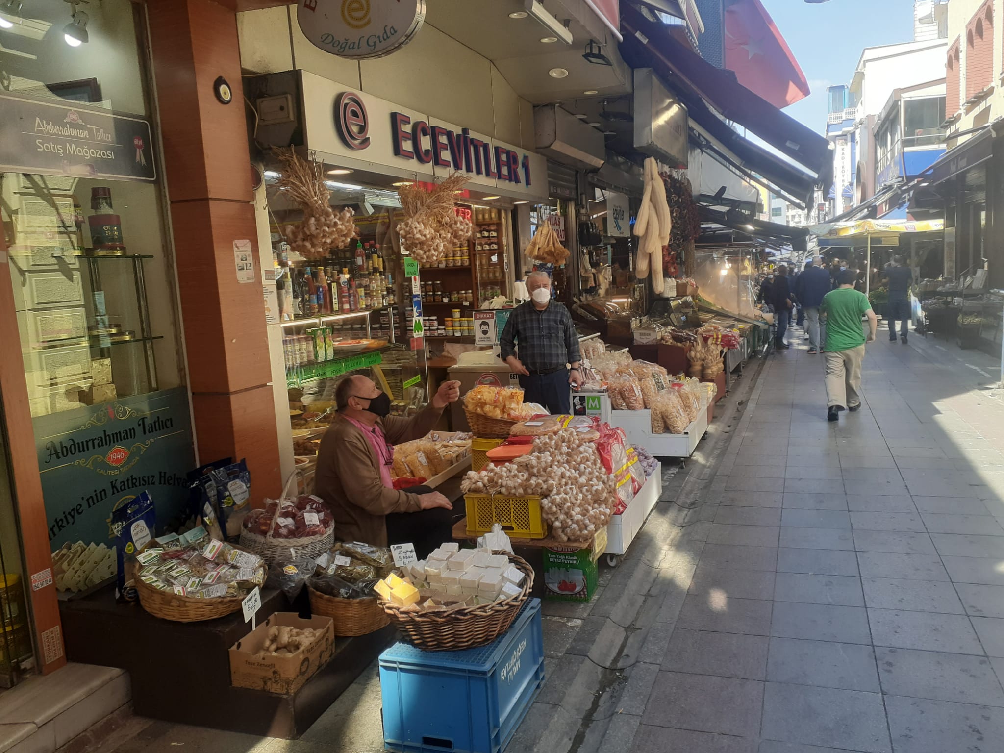 Kadıköy Tarihi Çarşı’da, muafiyet kapsamında çalışan esnaflar iş yerlerini hafta sonunda açık tutuyor