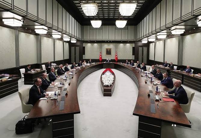 Gözler Cumhurbaşkanı Erdoğan Başkanlığında bugün yapılacak kabine toplantısında.  Masada merakla beklenen konular var