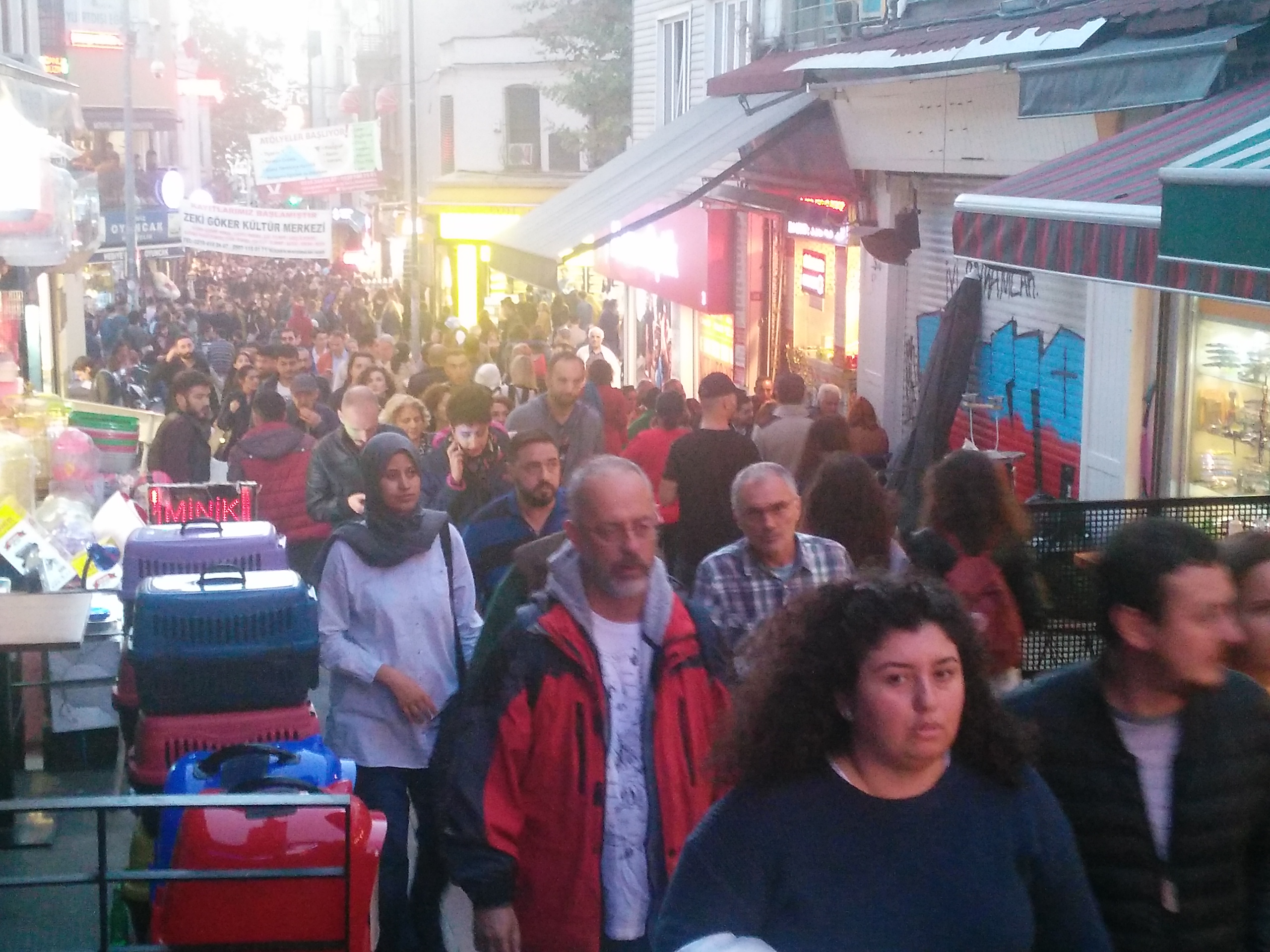 Kadıköy Tarihi Çarşı içinde Cumartesi hareketliliği