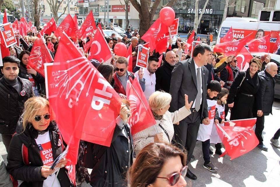 Kadıköy’ün yeni başkanı Şerdil Dara Odabaşı mazbatasını alıyor