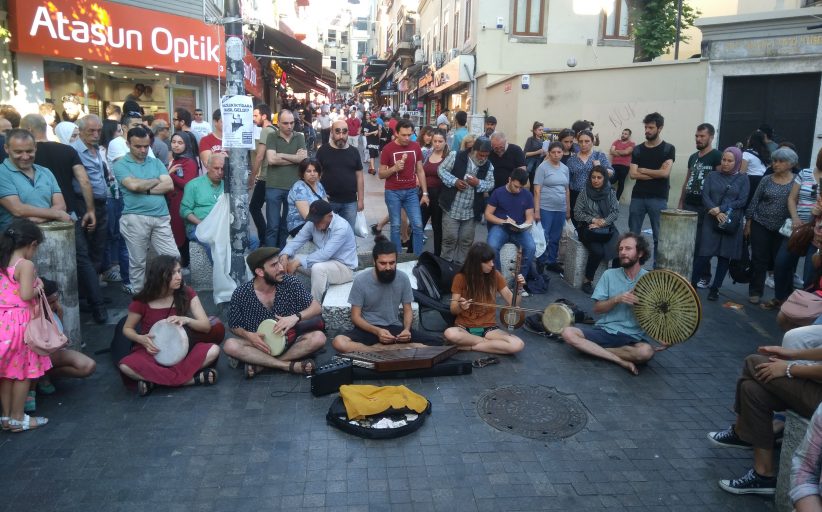 Kadıköy Tarihi Çarşı Meydanı’nda yõresel şarkılar