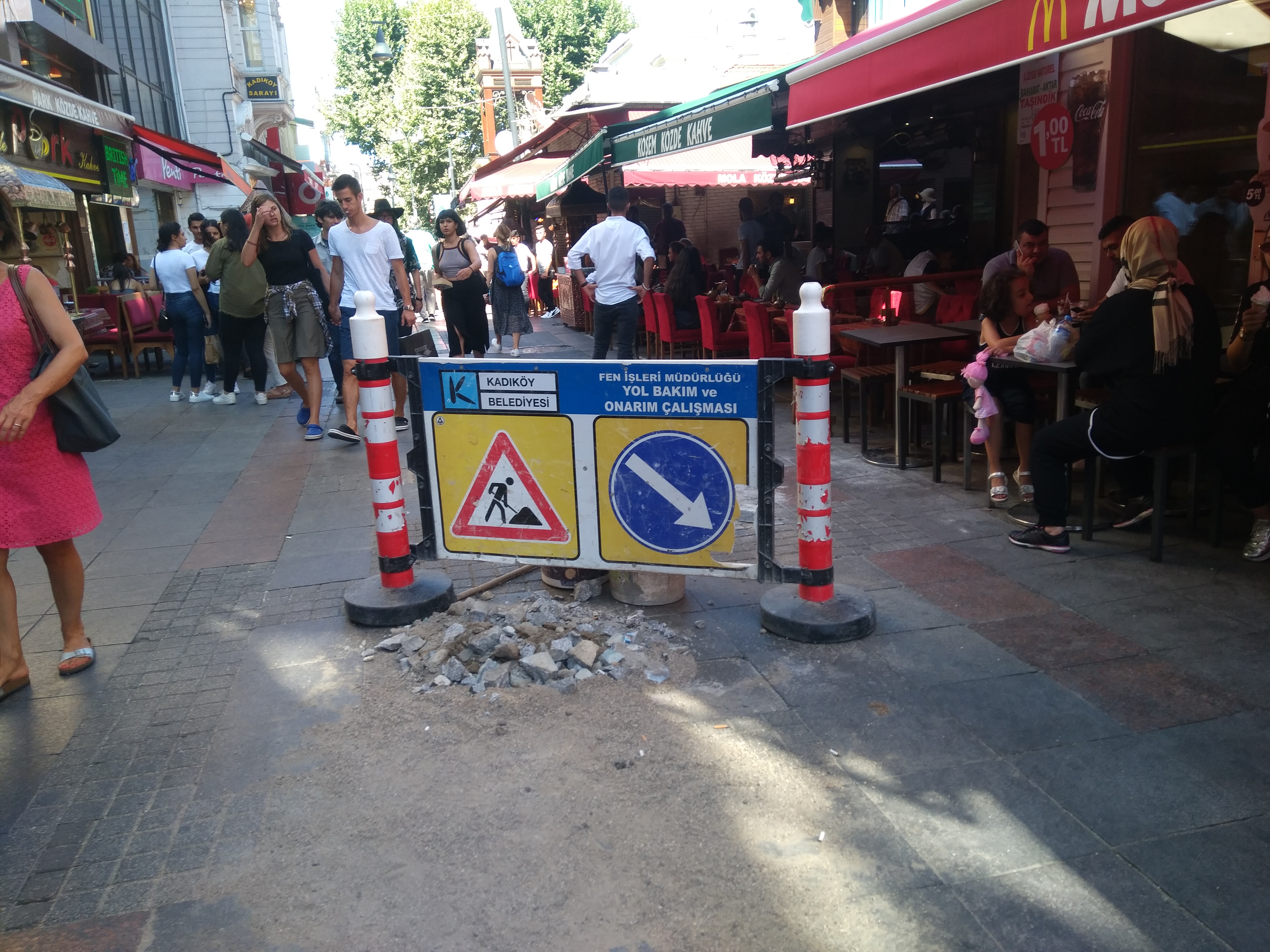 Kadıköy Belediyesi’nin , Kadıköy Tarihi Çarşı içindeki yol onarım çalışmaları hızlandı