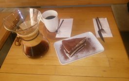 Cafe Rizz’de Tiramisu ve Chemex Yöntemi ile filtre edilmiş kahve’nin nefis tadı