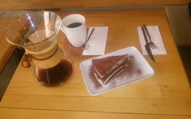 Cafe Rizz’de Tiramisu ve Chemex Yöntemi ile filtre edilmiş kahve’nin nefis tadı