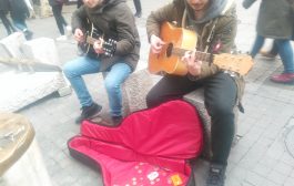 Kadıköy Tarihi Çarşı’da lise öğrencilerinin, okul harçlıkları için  gitar dinletisi