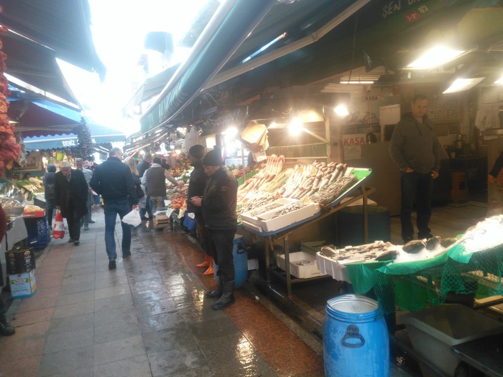 Kadıköy Tarihi Çarşı’da Koronovirüs tedbirleriyle kapanan bir kısım işletmelere rağmen, açık olan birçok işletme faaliyetlerine devam ediyor