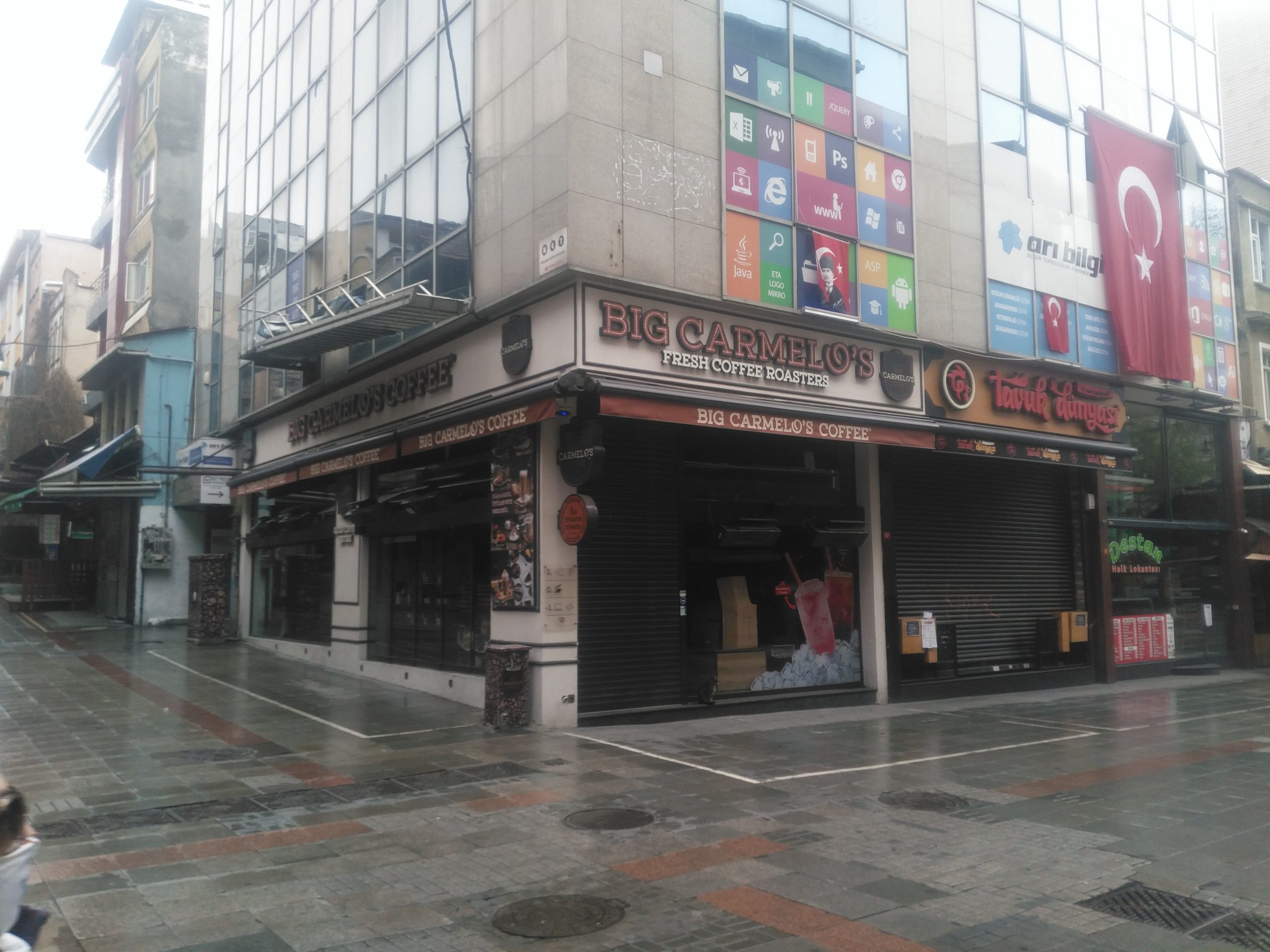 Kadıköy Tarihi Çarşı’da son günlerde, kapalı olan bir kısım  iş yerlerine karşı hırsızlık olayları baş gösterdi