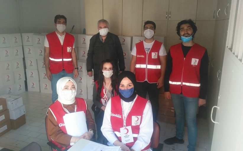 Kızılay’dan Kadıköy Tarihi Çarşı Derneği ve Modader üyeleri esnaf çalışanlarına gıda yardımı yapıldı