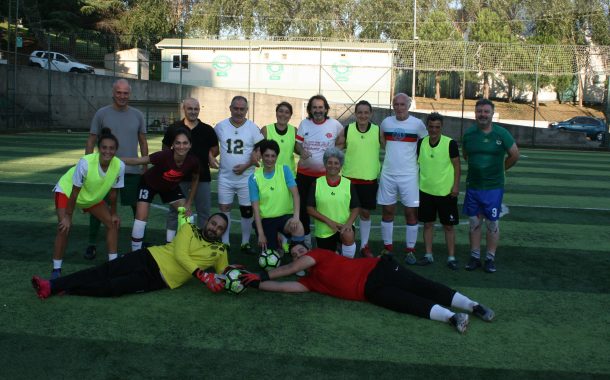 Kadıköy Çarşıspor Bayan Futbol Takımı hazırlık maçında , erkekler takımına 10-5 fark attı,.