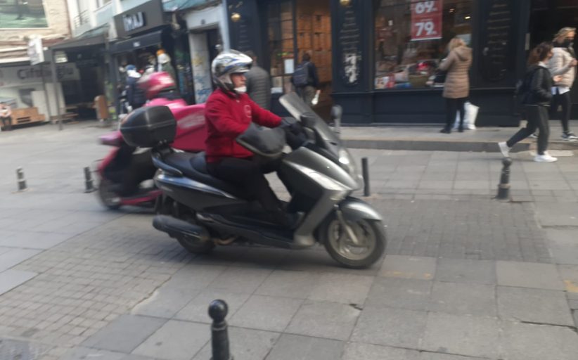 Kadıköy Çarşı’da yoğun Motorlu Kurye Servis Trafiği