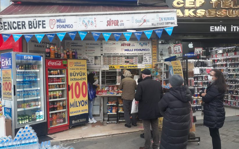 Yılbaşı Piyangosu’nda büyük ikramiye hayali , Kadıköy Çarşı’da kuyruklar oluşturmaya başladı