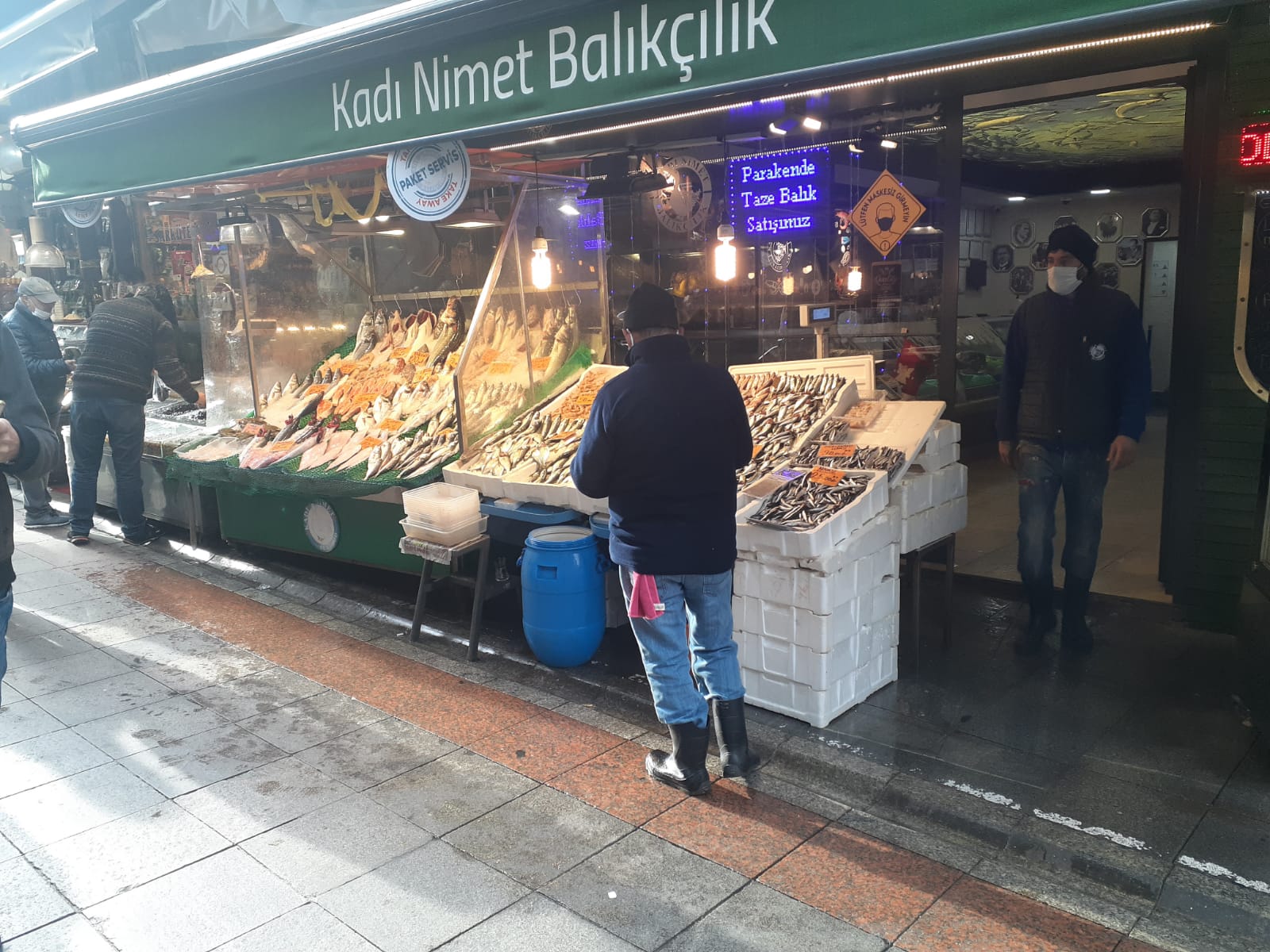 Kadıköy Çarşı’da, Kadı Nimet  Balıkçılık Büfesi