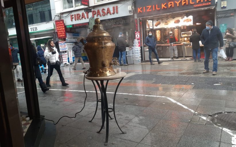Soğuk bir kış gününde , pandemi kısıtlamaları  ve  Kadıköy Tarihi Çarşı’da ayak üstü sıcak bir sahlep