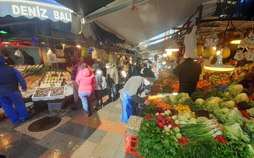 Kadıköy Tarihi Çarşı’da, kar yağışına rağmen , yollar esnafın temizleme çalışması ile, yaya trafiğine  açık tutuldu