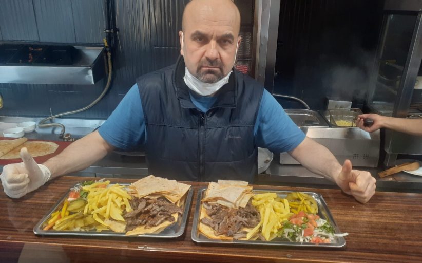 Hatay Mutfağı’nın lezzetini, yöresel et ve tavuk dönerinde , yara bandı ile sunan işletmeci