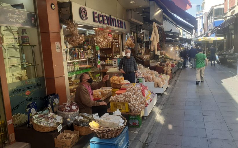 Kadıköy Tarihi Çarşı’da, muafiyet kapsamında çalışan esnaflar iş yerlerini hafta sonunda açık tutuyor