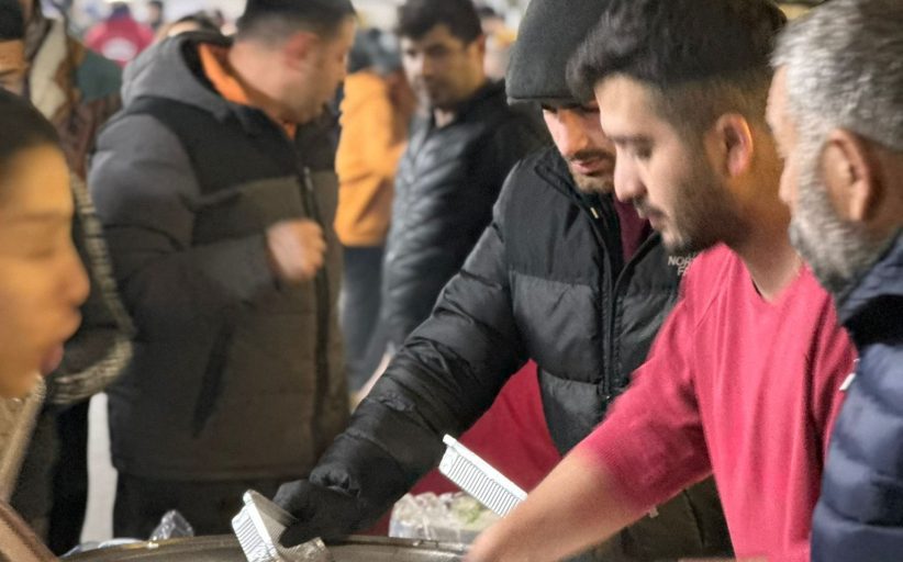 Kadıköy Tarihi Çarşı esnaflarından, deprem yardım severlerine Kadıköy Belediyesinde yemek dağıtımı
