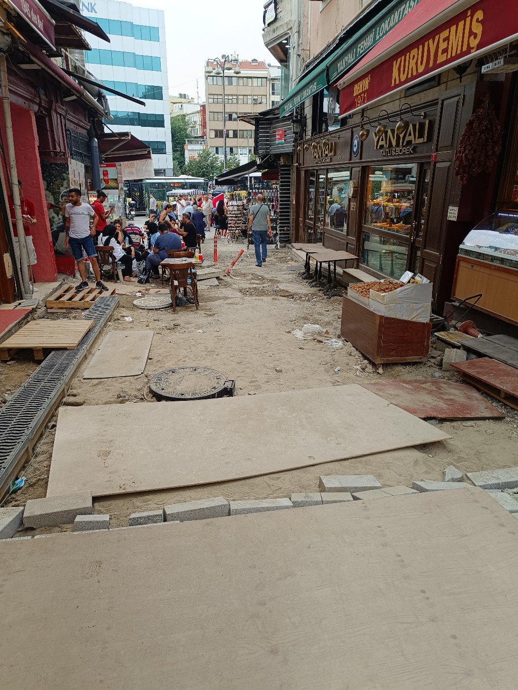 Kadıköy Tarihi Çarşı’da yol yenileme çalışmaları tamamlanmak üzere