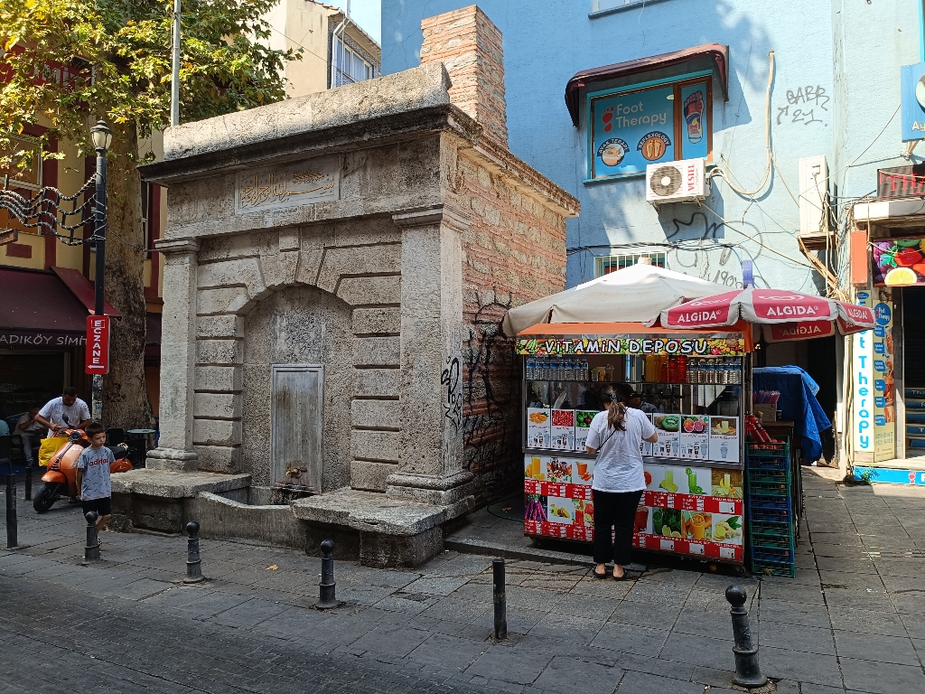 Kadıköy Çarşı’nın Serasker Caddesi üzerindeki Tarihi Hasan Rıza Paşa Çeşmesi’nin günümüzdeki hali