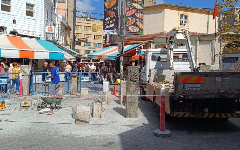 Khalkedon Meydanı’nda yol parkelerinin onarımı yapılıyor