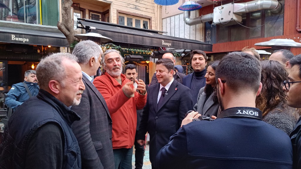 CHP Kadıköy Belediye Başkan Adayı MESUT KÖSEDAĞI , İlçe Teşkilatı ile birlikte Kadıköy Tarihi Çarşıda Esnaf Ziyareti Yaptı