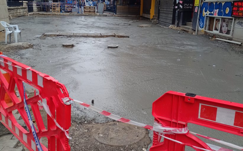 Mühürdar Caddesi girişindeki yol kaplama çalışmaları tamamlanmak üzere
