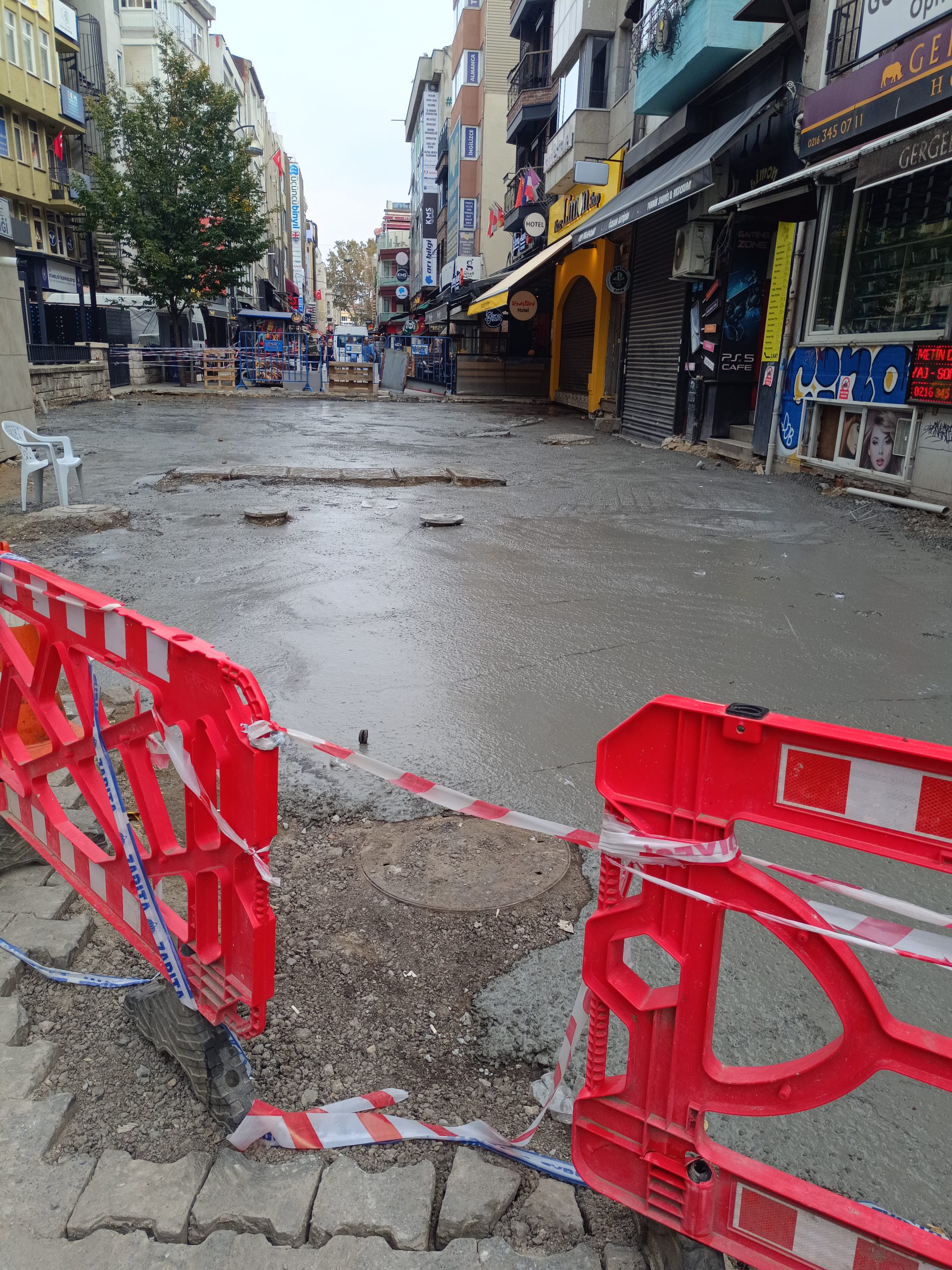 Mühürdar Caddesi girişindeki yol kaplama çalışmaları tamamlanmak üzere