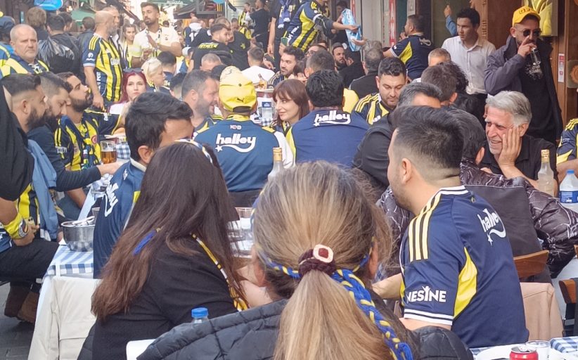 Fenerbahçe – Stuttgart maçı öncesi , Fenerbahçe taraftarı Kadıköy Tarihi Çarşı’da