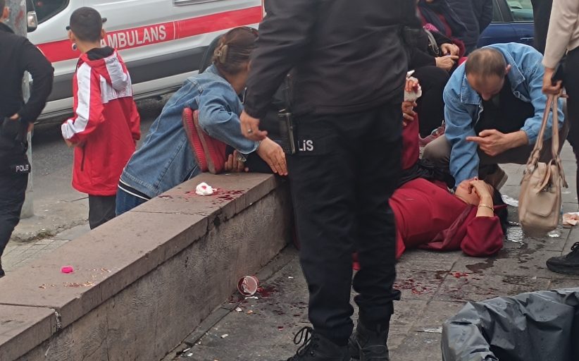 Sinirlenip cama yumruk atan kadının kesilen bileği korkuttu