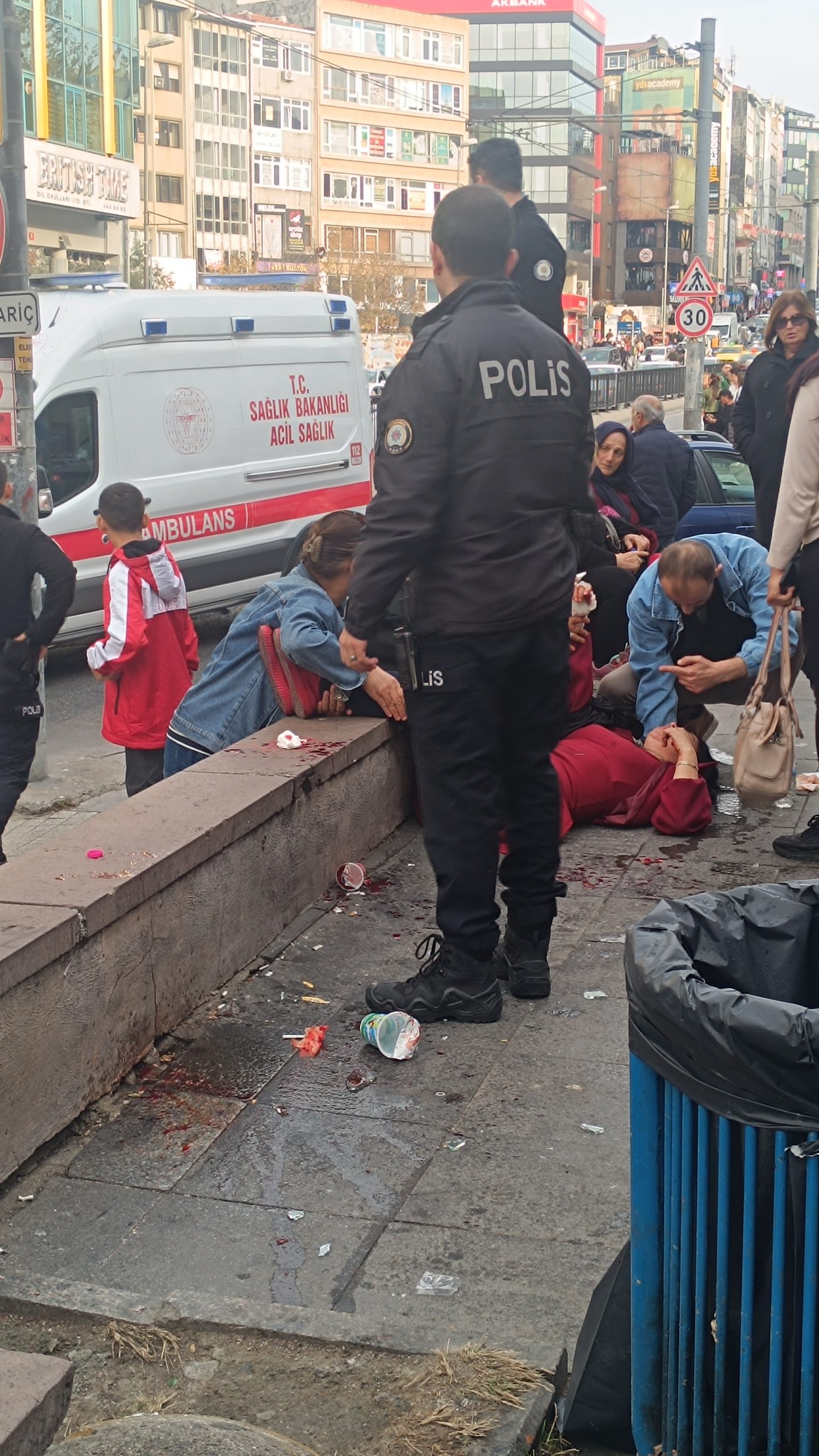 Sinirlenip cama yumruk atan kadının kesilen bileği korkuttu