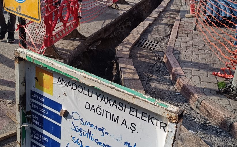 Söğütlüçeşme Caddesi’nde Ayedaş’ın kablo çalışması