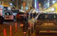 Çarşı’nın Mühürdar Caddesi girişine park eden sivil plakalı araçlar tepki uyandırıyor