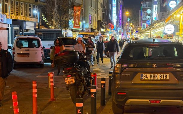 Çarşı’nın Mühürdar Caddesi girişine park eden sivil plakalı araçlar tepki uyandırıyor