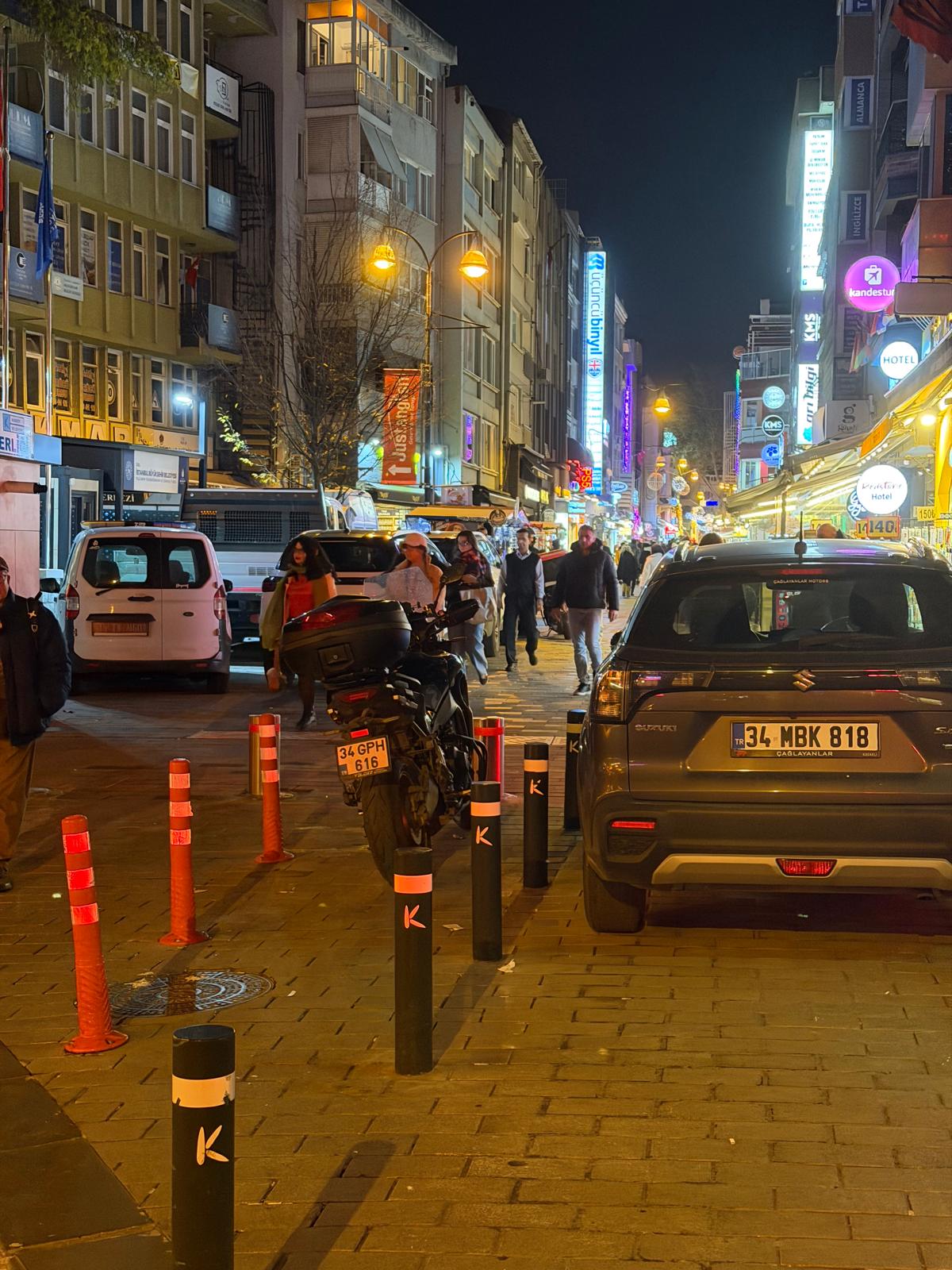 Çarşı’nın Mühürdar Caddesi girişine park eden sivil plakalı araçlar tepki uyandırıyor