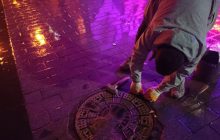 Moda Caddesi’nin Kadıköy Tarihi Çarşı kesiminde yeni yapılan yol yenileme çalışmalarından sonra yerinden oynayan bazı parke taşlarının tamiri yapıldı