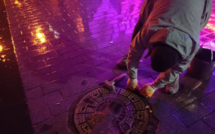 Moda Caddesi’nin Kadıköy Tarihi Çarşı kesiminde yeni yapılan yol yenileme çalışmalarından sonra yerinden oynayan bazı parke taşlarının tamiri yapıldı
