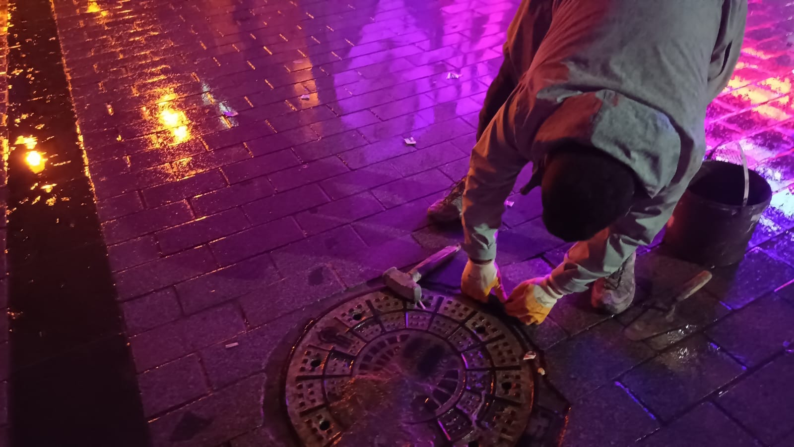 Moda Caddesi’nin Kadıköy Tarihi Çarşı kesiminde yeni yapılan yol yenileme çalışmalarından sonra yerinden oynayan bazı parke taşlarının tamiri yapıldı