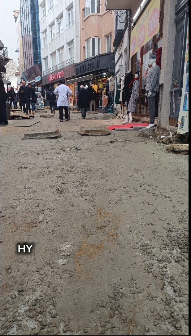 Kadıköy Tarihi Çarşı’nın Serasker Caddesi’nde yol yenileme çalışmaları devam ediyor