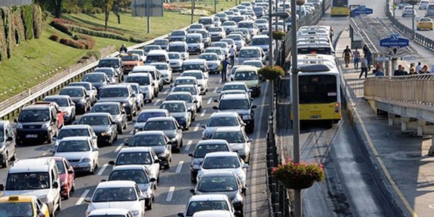Bayram tatili dönüşü trafikte yoğunluk başladı