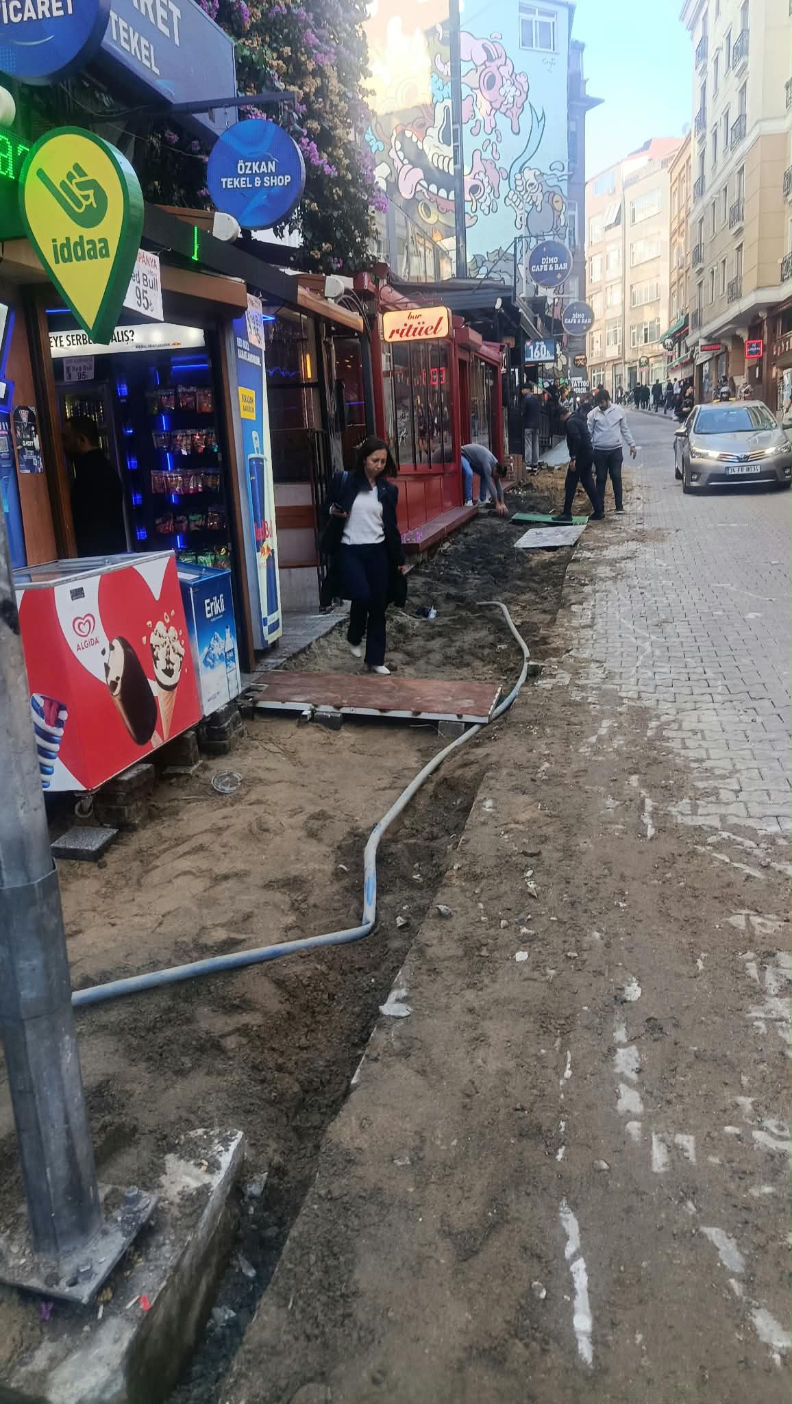 Sarraf Ali Sokak’ta kaldırımlar kazıldı
